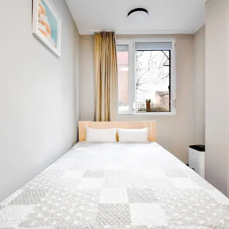 2bdr Near Mall With Metro Access - Acs