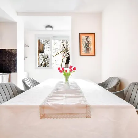 2bdr Near Mall With Metro Access - Acs